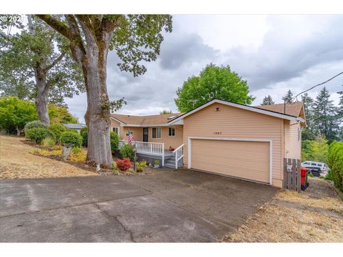 1065 Reserve St, Silverton, OR, 97381-1855 | Card Image