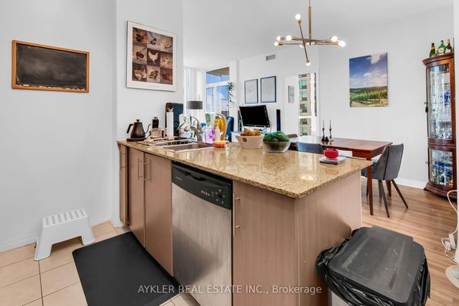 2404 - 12 Yonge St, Condo with 3 bedrooms, 2 bathrooms and 1 parking in Toronto ON | Image 7