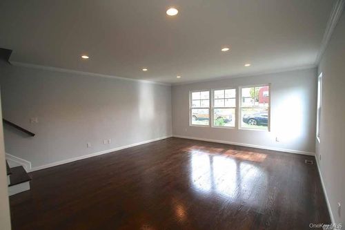 b-41 Mohegan Ave, Port Washington, NY, 11050-2032 | Card Image