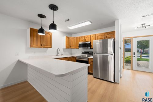 1909 S Sertoma Ave, Sioux Falls, SD, 57106-4568 | Card Image