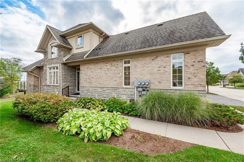 35-875 University Ave E, Waterloo, ON, N2K0A1 | Card Image