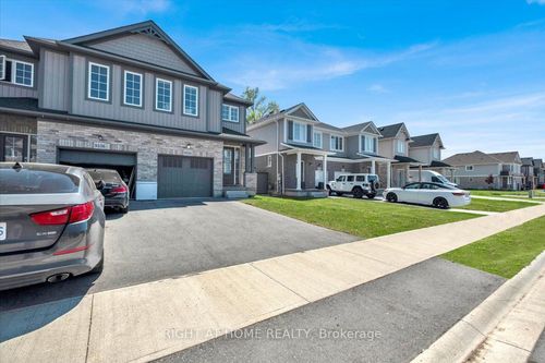 9338 White Oak Avenue, Niagara Falls, ON, L2G3P6 | Card Image