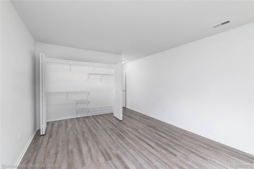 6600 Ridgefield Cir, West Bloomfield, MI, 48322-3041 | Card Image