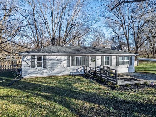 511 N 142nd St, Bonner Springs, KS, 66012-9123 | Card Image