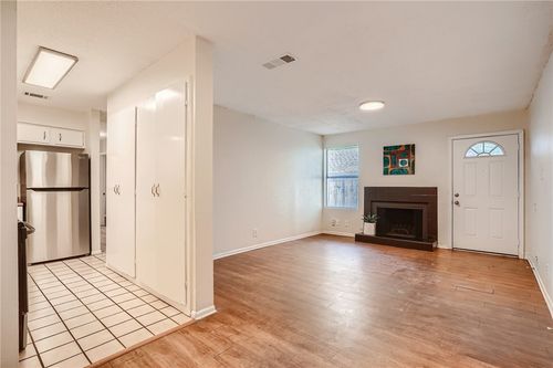 a-2712 Parker Ln, Austin, TX, 78741-5531 | Card Image