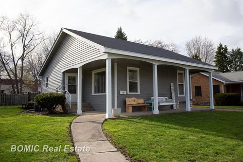 215 Washington St, Vassar, MI, 48768-1233 | Card Image