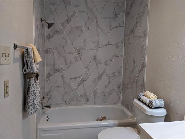 Beautiful tub /shower tile | Image 18