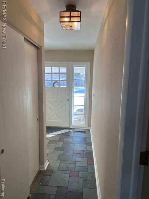 5730 Burnham Rd, Bloomfield Hills, MI, 48302-4016 | Card Image