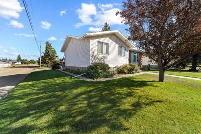 4937 58 St, House detached with 4 bedrooms, 2 bathrooms and 4 parking in Killam AB | Image 2