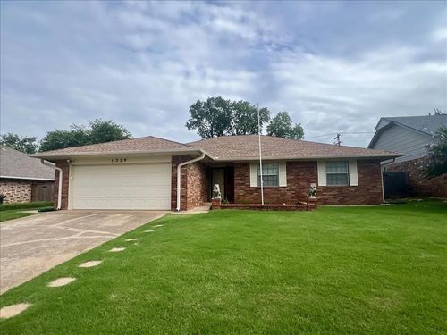 1329 Ne 20th Pl, Moore, OK, 73160-6407 | Card Image
