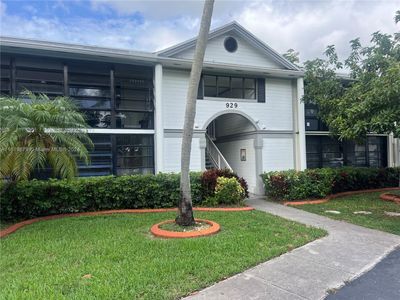 201 - 929 Ne 199th St, Condo with 3 bedrooms, 2 bathrooms and null parking in Miami FL | Image 1