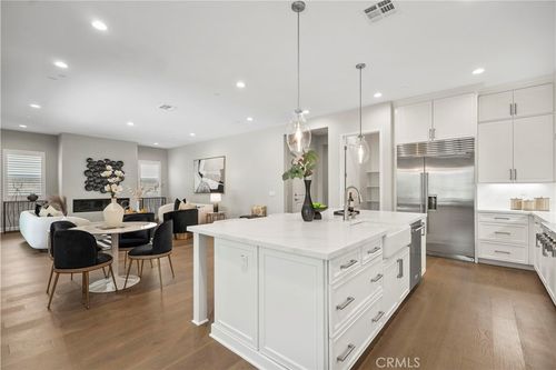 370 Sawbuck, Irvine, CA, 92618-1421 | Card Image