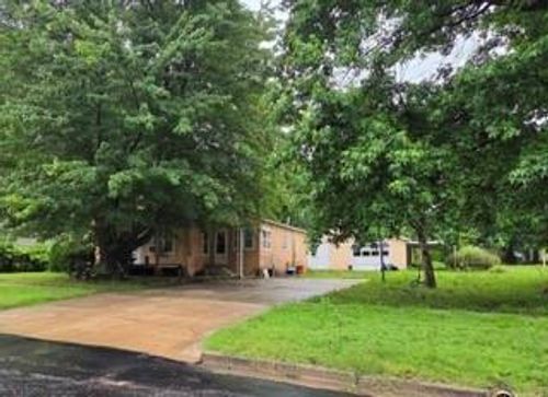 702 Illinois St, Neodesha, KS, 66757-1452 | Card Image