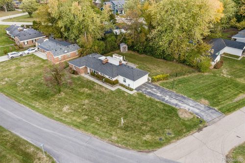 31220 Sheridan Dr, Beverly Hills, MI, 48025-5638 | Card Image