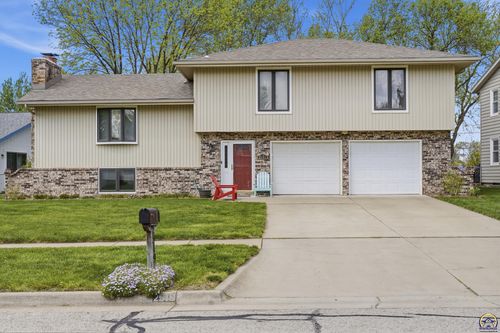 2519 Sw Ashworth Pl, Topeka, KS, 66614 | Card Image