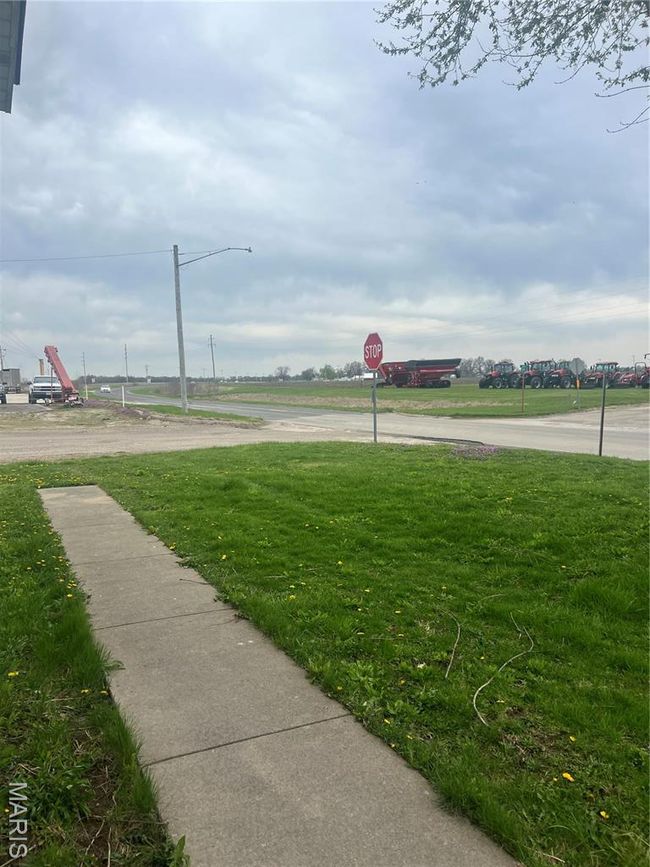 1114 S Main St, House other with 3 bedrooms, 2 bathrooms and 2 parking in Vandalia MO | Image 27