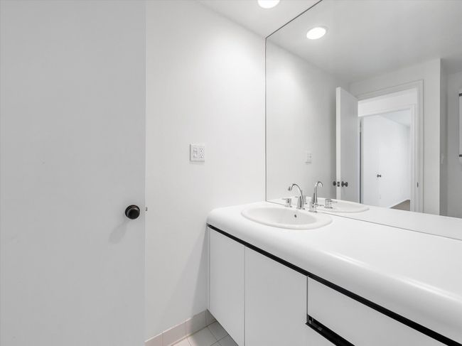 Full Hall Bath | Image 21