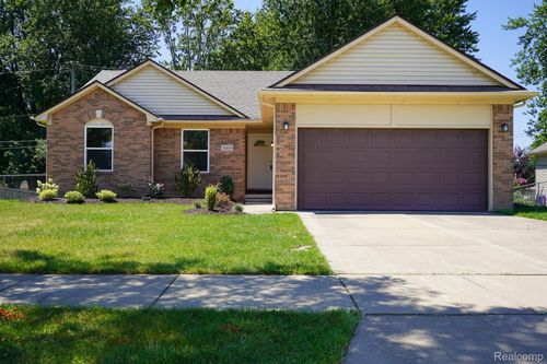 51819 Kings Pointe Dr, New Baltimore, MI, 48047-6351 | Card Image