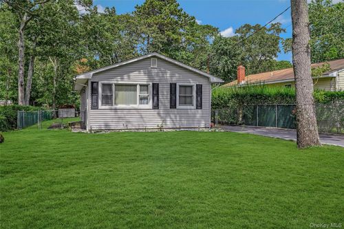 222 Priscilla Ave, Riverhead, NY, 11901-3814 | Card Image
