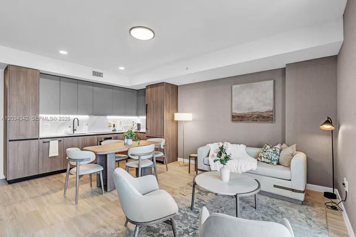 Residential Lease in Miami Beach 5