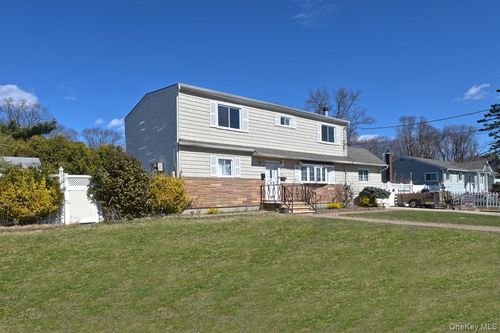 313 Warren St, West Babylon, NY, 11704-2920 | Card Image