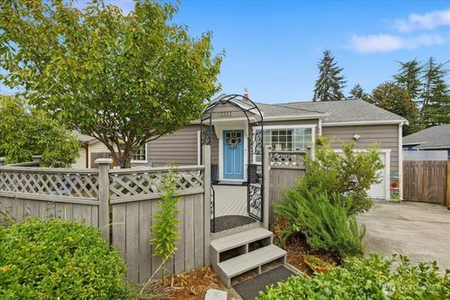 12232 Fremont Avenue N, Seattle, WA, 98133 | Card Image