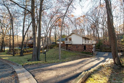 4993 Tiohero Blvd, Clarkston, MI, 48348-3385 | Card Image