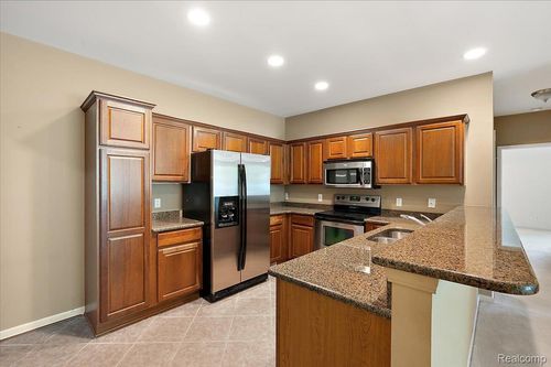 6713 Boulder Pointe Dr, Washington Township, MI, 48094-4501 | Card Image