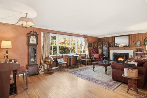 8 Old Wood Rd, Stony Brook, NY, 11790-1027 | Card Image