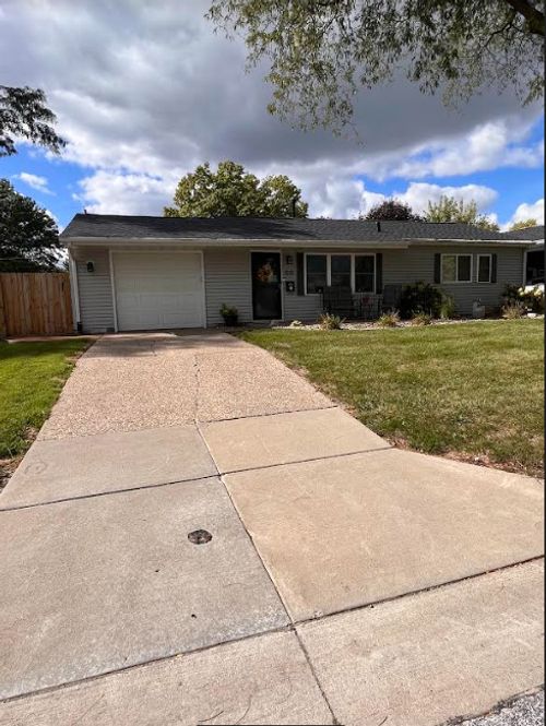 1212 16th 1/2 St, Bettendorf, IA, 52722-4219 | Card Image