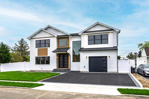 100 Friends Ln, Westbury, NY, 11590-6555 | Card Image