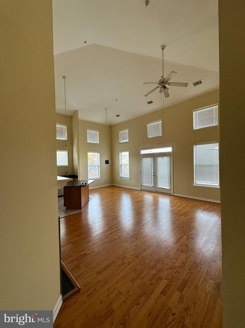unit-425-9490 Virginia Center Blvd, VIENNA, VA, 22181-4802 | Card Image