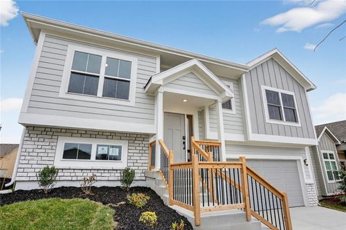 16232 Giorgia St, Parkville, MO, 64152-8773 | Card Image