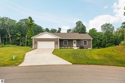1432 Umber Dr, Traverse City, MI, 49696-8992 | Card Image