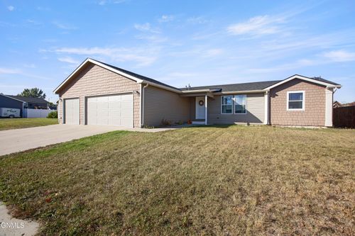 2409 12th Ave W, Williston, ND, 58801-3203 | Card Image