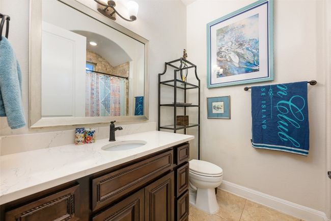 Secondary Bathroom with upgraded Quartz Countertops. | Image 20