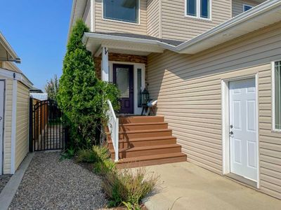 938 Manor Pl Se, House detached with 3 bedrooms, 2 bathrooms and 3 parking in Redcliff AB | Image 2