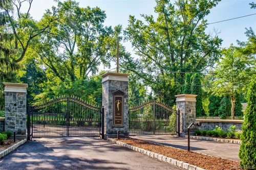 170 Hegemans Ln, Glen Head, NY, 11545-2707 | Card Image