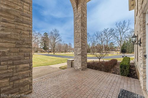 5626 Shadow Ln, Bloomfield Hills, MI, 48302-4048 | Card Image