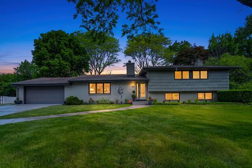 250 W Suburban Ct, Fox Point, WI, 53217-2334 | Card Image