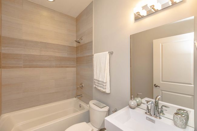 211 - 1202 Waukegan Rd, Condo with 2 bedrooms, 2 bathrooms and 1 parking in Glenview IL | Image 9