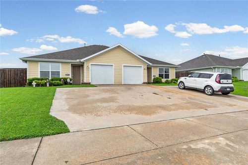 609 W Christopher Dr, Siloam Springs, AR, 72761-7125 | Card Image