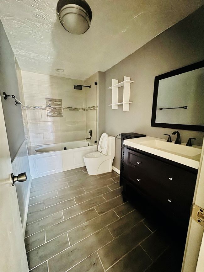 Full bathroom with vanity, toilet, and tiled shower / bath combo | Image 19
