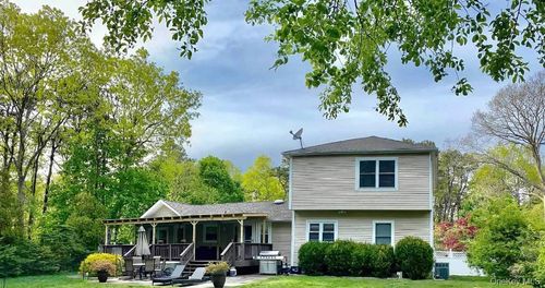 142 Southaven Ave, Medford, NY, 11763-3743 | Card Image