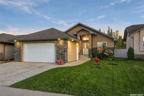 307 Faldo Crescent, House with 5 bedrooms, 3 bathrooms and 4 parking in Warman SK | Card Image
