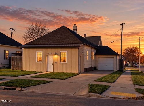 723 1st Avenue E, Williston, ND, 58801 | Card Image