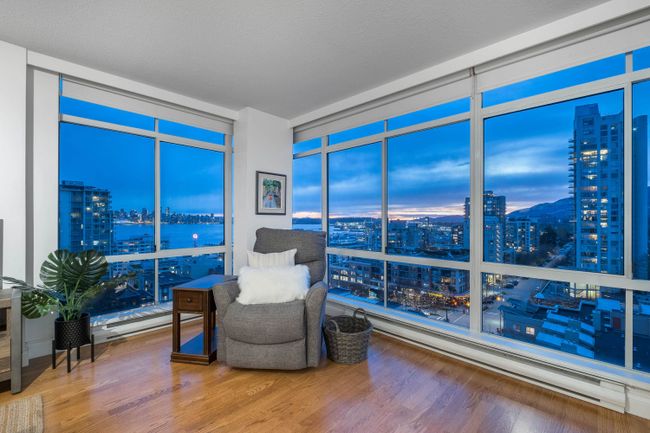 1404 - 130 E 2 Nd Street, Condo with 2 bedrooms, 2 bathrooms and 2 parking in North Vancouver BC | Image 2