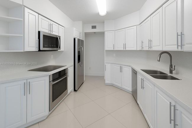 APT-102 - 3370 Ne 190 Th St, Condo with 2 bedrooms, 3 bathrooms and null parking in Aventura FL | Image 4