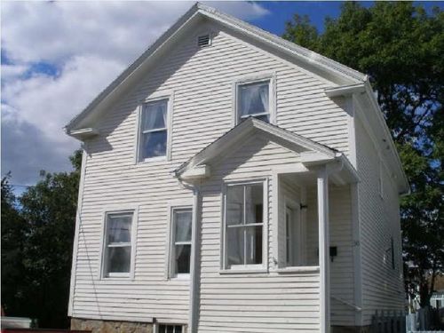 30 Simmons St, Newport, RI, 02840-3924 | Card Image