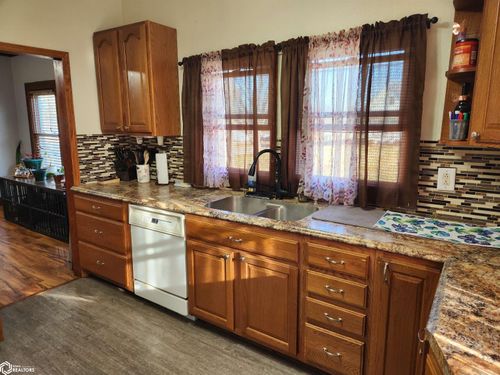 810 Harmon St, Tama, IA, 52339-1906 | Card Image